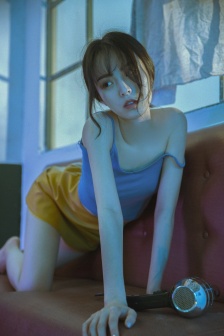 年轻的女孩在办公室推荐香水